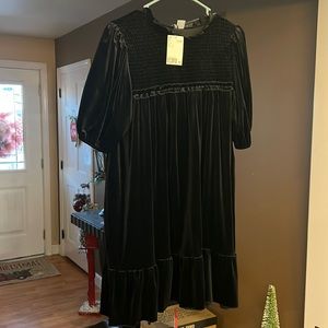 H&M Short sleeve Black velvet dress. Size Large